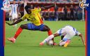 Davinson Sánchez pelea el balón (Reuters)