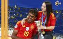 Lamine Yamal fue fotografiado con la que sería su novia (EFE)
