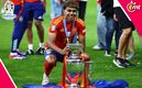 Lamine Yamal posa con el trofeo de la Eurocopa (EFE)