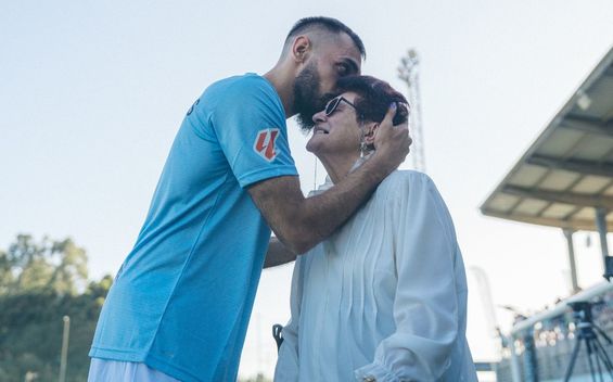 Borja Iglesias con su abuela Teresa (Celta de Vigo).