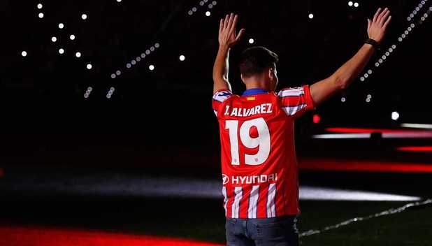 Julián Álvarez ya recibió el cariño de su nueva afición (Foto: X @Atleti)
