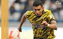 Orbelín Pineda pelea un balón (AEK Atenas)