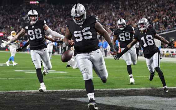 Raiders humilló a los Chargers en Las Vegas (Foto: AFP)