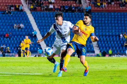 Henry Martín pelea el balón ante Puebla (Imago7)