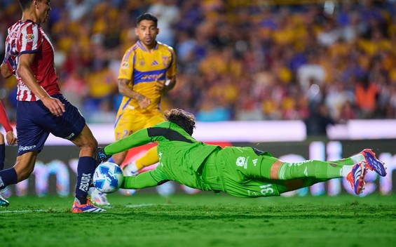 Tapia fue clave para que Tigres no recibiera más goles. (Foto: Mexsport)