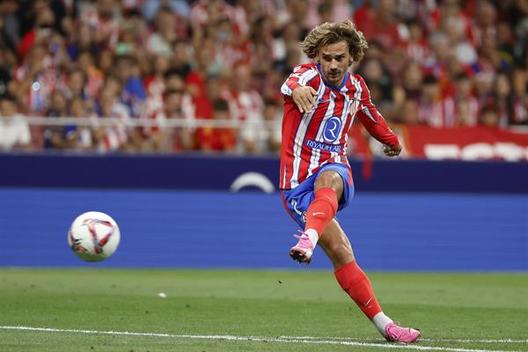Griezmann dispara para abrir el marcador (EFE)