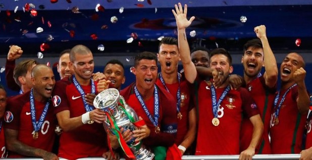 Cristiano Ronaldo levanta el título de la Euro 2016 (Reuters)