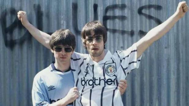 Los hermanos Gallagher presumen sus playeras del Manchester City (AP)
