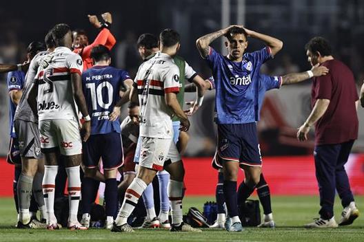 Jugadores se lamentan tras el desplome en el campo de Izquierdo (EFE)