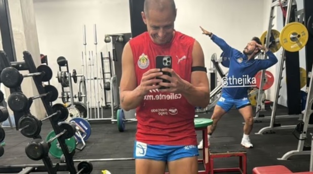 Chicharito, con una pose de Cuauhtémoc Blanco al fondo (@ch_14)