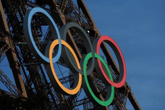 Aros olímpicos en la Torre Eiffel (AFP)