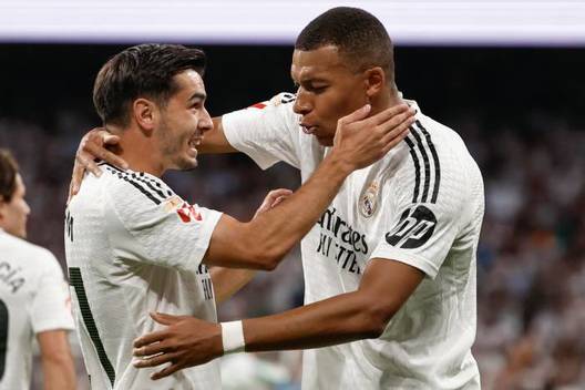 Mbappé, felicitado por sus compañeros (EFE)