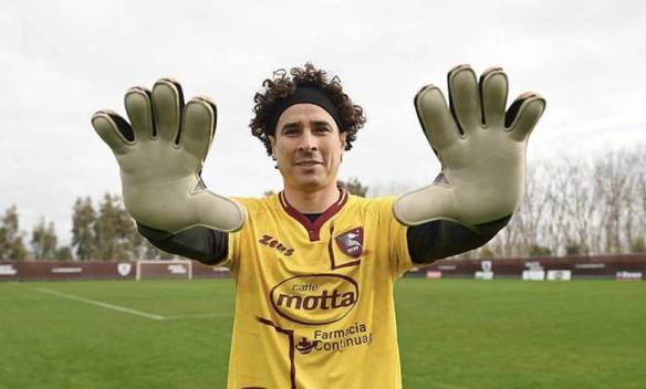 Guillermo Ochoa durante su paso por la Serie A (Salernitana)