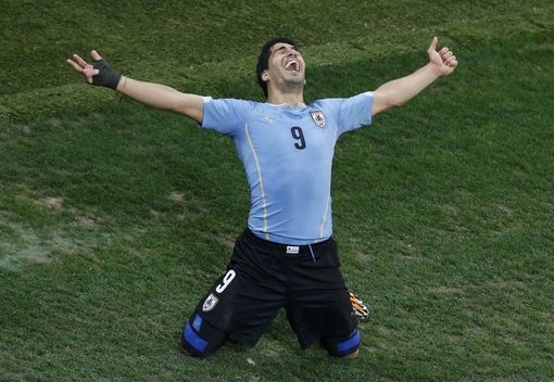 Luis Suárez festeja un gol con Uruguay (Reuters)