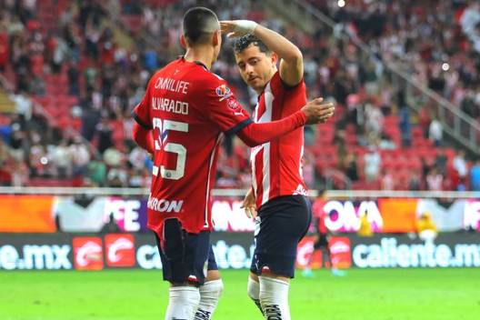 Mozo y Alvarado festejan con Chivas (Imago7)