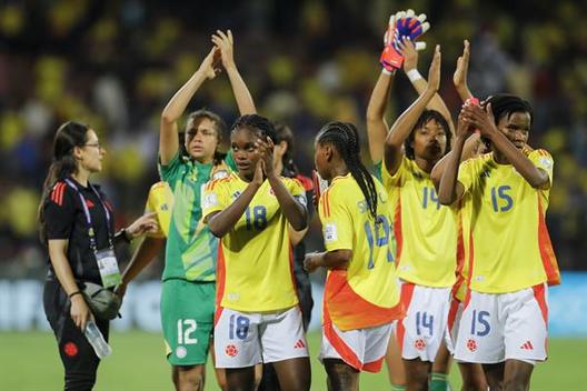 Colombia agradece al público en el Anatasio Girardot (EFE)