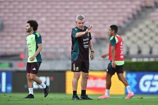 Javier Aguirre da indicaciones en un entrenamiento (Imago7)