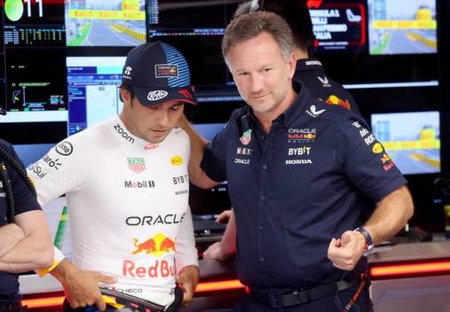 Checo Pérez platica con Christian Horner (Reuters)