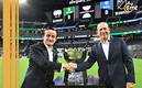 Mikel Arriola junto a Don Garber, comisionado de MLS (Imago7)