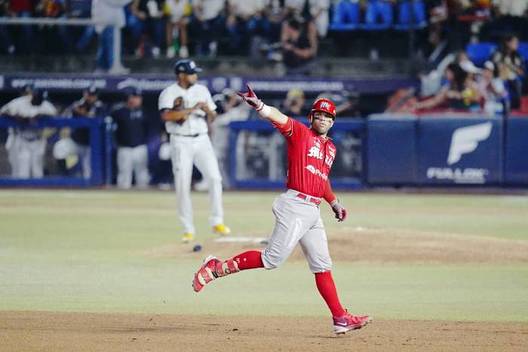 Marmolejos se voló la barda en al primera entrada (Imago7)