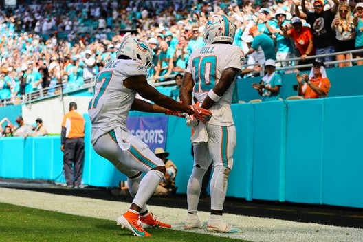 Tyreek Hill festeja simulando una detención de la policía (Reuters)