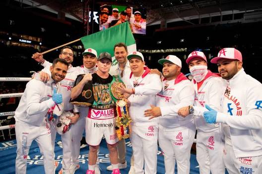 Saúl Álvarez festeja con su equipo tras una victoria (@Canelo)