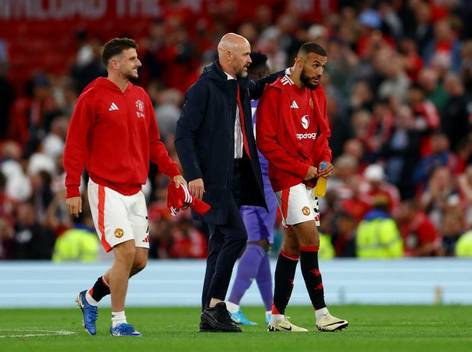 Erik Ten Hag consuela a sus futbolistas (Reuters)