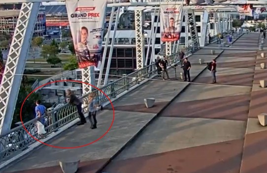 Momento en que Jon Bon Jovi se acerca a joven a punto de suicidarse.