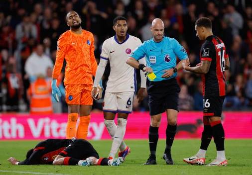 Anthony Taylor muestra una de sus 14 amonestaciones (Reuters)