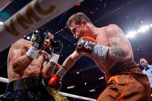 Canelo golpea a Berlanga (Reuters)