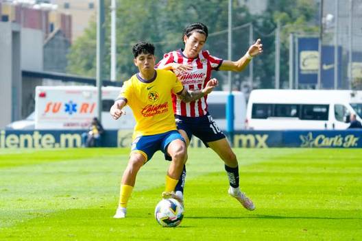 Kevin Álvarez intenta proteger el balón (Imago7)