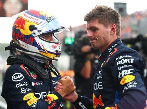 Verstappen se saluda con Checo Pérez (Reuters)