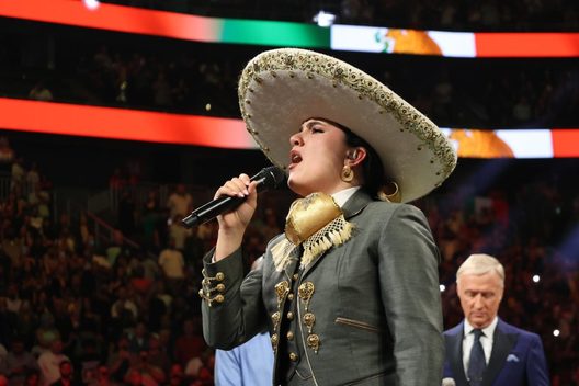 Camila Fernández cantó el Himno Mexicano en pelea de Canelo ante Berlanga (EFE)
