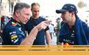 Checo Pérez conversa con Christian Horner (Red Bull)