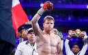 Canelo Álvarez levanta el brazo en señal de triunfo (AFP)