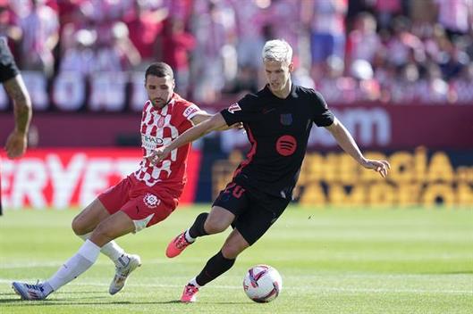 Dani Olmo conduce el balón ante el Girona (EFE)