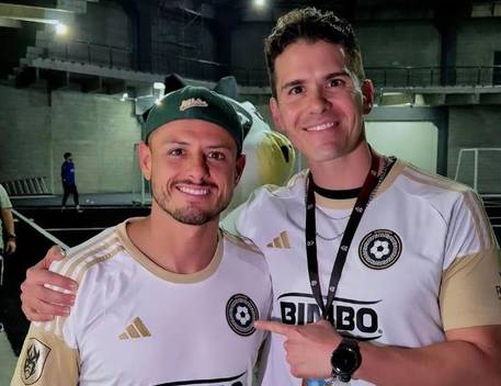 Sergio Dipp posa con Chicharito (@sergioadippw)
