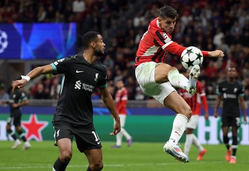 Morata pelea el balón (EFE)
