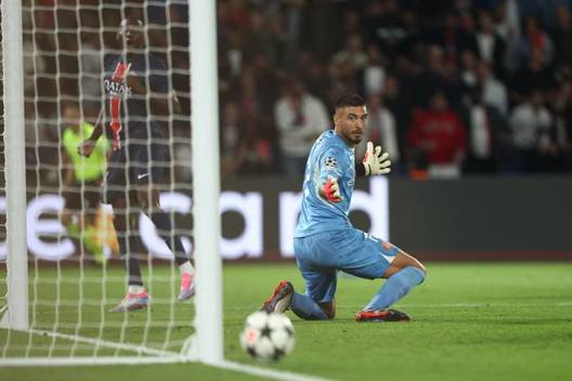 Gazzaniga ve pasar el balón cerca de su portería (AFP)
