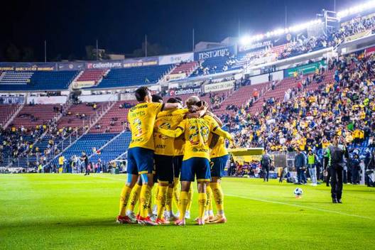 Jugadores de América festejan en el Estadio Ciudad de los Deportes (Imago7)