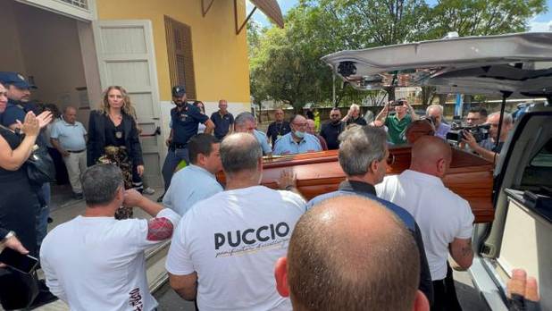Schillaci es trasladado en su féretro (Reuters)