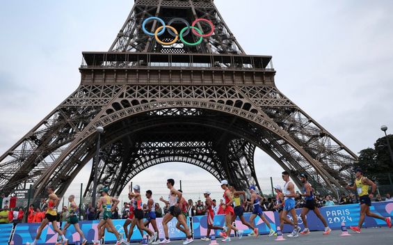 Un hombre escaló la Torre Eiffel previo a la Clausura de París 2024 (EFE)