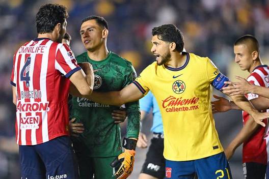 Pollo Briseño y Henry Martín discuten en el último Clásico Nacional (Imago7)