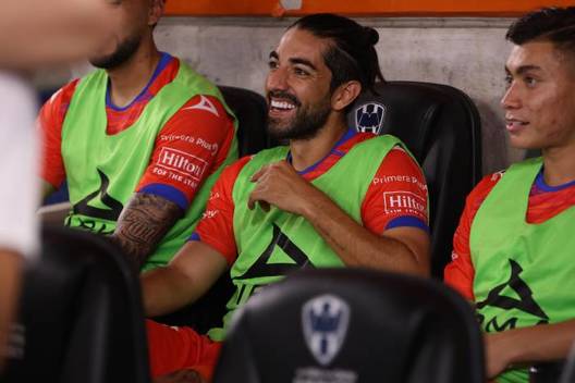 Rodolfo Pizarro, en el banquillo del BBVA antes del juego (Imago7)