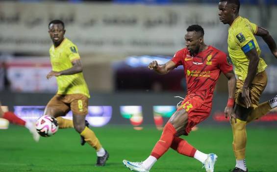 Quiñones dispara en el partido ante Al Orobah (@alqadsiah)