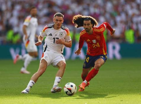 Cucurella pelea el balón en el juego ante Alemania (Reuters)