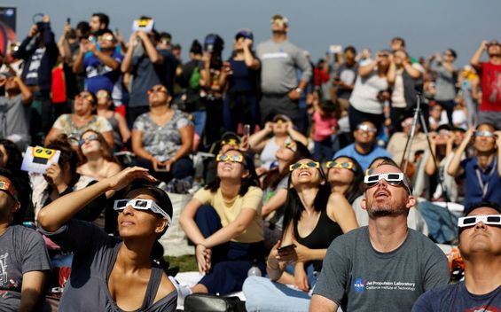 Personas observan un eclipse (Reuters)