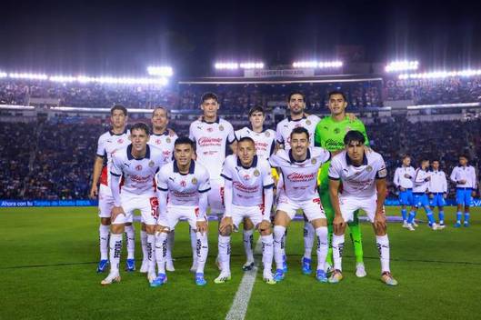 Jugadores de Chivas antes del partido ante Cruz Azul (Imago7)