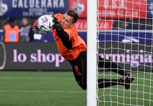 Szczesny ataja un disparo (Reuters)