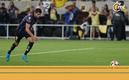 Néstor Araujo rompió en llanto tras anotar el gol de la victoria (AFP)
